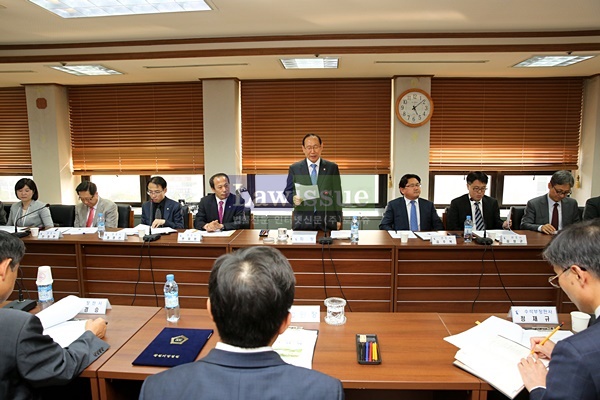 황석보 경남지방변호사회장이 발표를 하고 있다.(사진제공=경남지방변호사회)