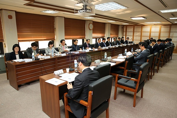 5월 19일 창원지방법원 소회의실에서 경남지방변호사회와 창원지방법원이 간담회를 갖고 있다.(왼쪽열 변호사회측, 오른쪽열 법원측)