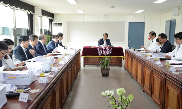 이창재 법무부 차관이 23일 충남 공주시에 있는 치료감호소를 방문해 치료감호심의위원회 위원들과함께 정신질환자에 의한 범죄를 예방하기 위한 대책을 논의하고 있다. (사진=법무부)