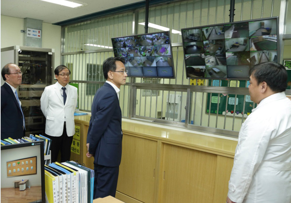 이창재 법무부 차관이 23일 충남 공주시에 있는 치료감호소를 방문하여 병동 모니터링 상황을 점검하고 있다. (사진=법무부)