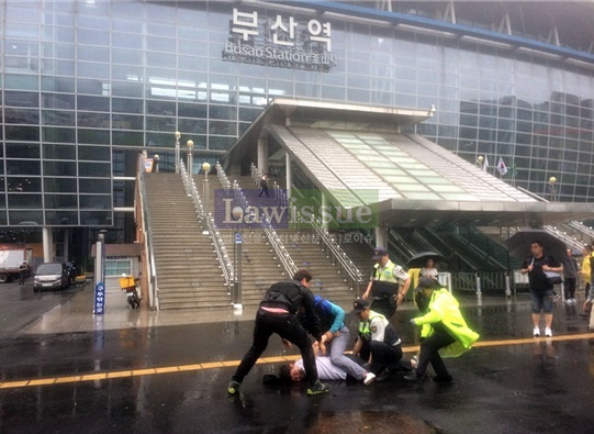 전자발찌 감독대상자가 전자발찌를 훼손하고 소재불명된 상황을 가장해 경찰과 합동으로 모의 검거훈련을 실시하고 있다.