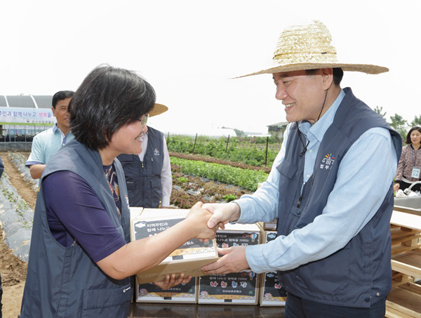 김현웅 법무부 장관이 25일 경기도 시흥시에 있는 안산보호관찰소(준법지원센터) 나눔농장을 방문하여 직접 수확한 채소를 안산시 다문화가족지원센터에 기부하고있다.(사진=법무부)