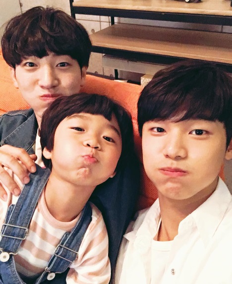 '딴따라' 강민혁, 이태선-조연호와 찰칵 '볼 빵빵 귀요미'
