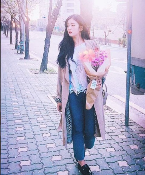 윤보미, 꽃과 물아일체된 모습 보니 ‘여신 미모’ 남심 저격