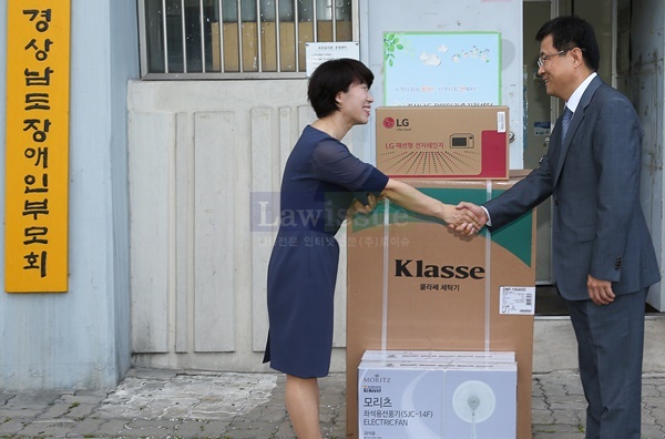 이강원 창원지법원장이 장애인학부모회에 후원물품을 전달하고 격려의 말을 전하고 있다.