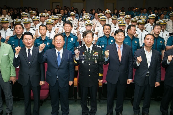 한달음 교통순찰대 발대식에서 파이팅을 하고 있다.