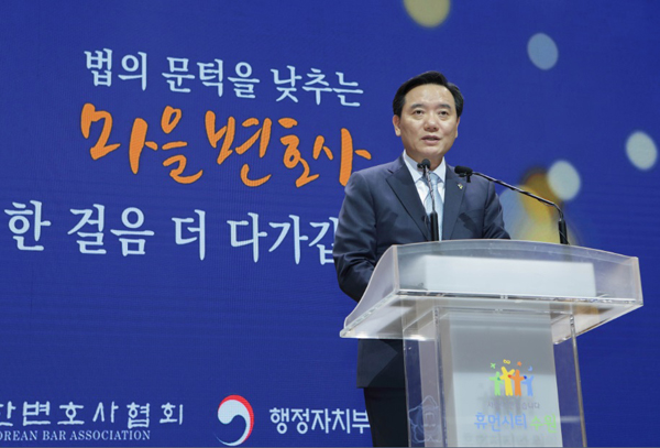 김현웅 법무부 장관이 2일 오후 수원시청 대강당에서 개최된 「 마을변호사 3주년 기념식」에서 축사를 하고있다. (사진=법무부)