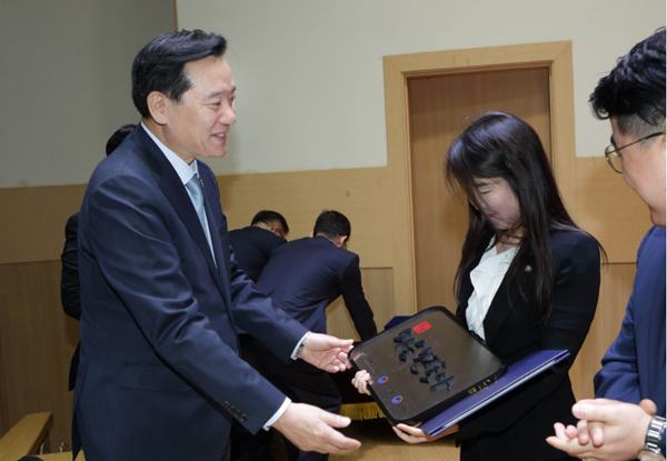 김현웅 법무부 장관이 2일 오후 수원시청 대강당에서 개최된 「 마을변호사 3주년 기념식」에서 모범 마을변호사로 선정된 권혜정 변호사에게 표창장을 수여하고있다