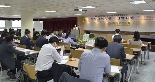 부산지법 심현주 판사가 선박집행에 대해 강의를 펼치고 있다.