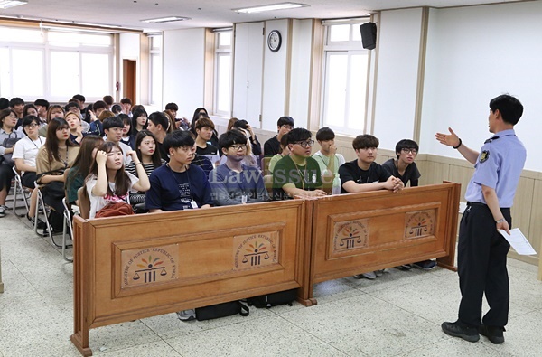 부산구치소직원이 수용자에 대한 선진 교정처우 프로그램 등 교정행정에 대해 소개하고 있다.