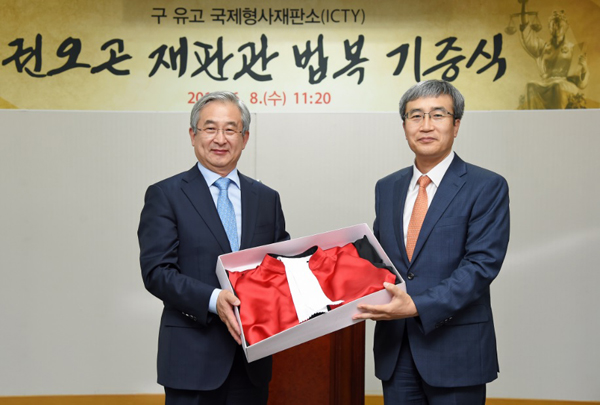 법복을 기증하는 권오곤 전 재판관(좌) / 이하 사진제공=대법원