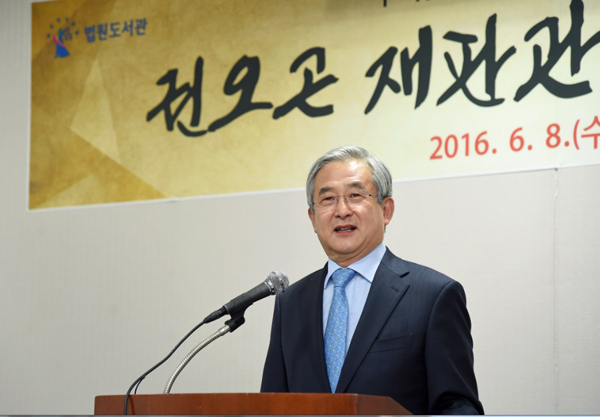 권오곤 유고 국제형사재판소(ICTY) 재판관, 법복 기증