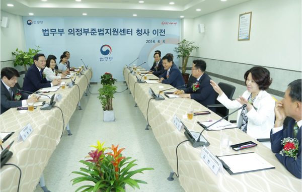 김현웅 법무부장관이 8일 경기 북부 행정단지 내 의정부준법지원센터 청사 이전식에 참석하여 홍문종 국회의원 등 지역 관계자들과 환담을 나누고 있다.