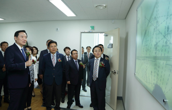 김현웅 법무부장관이 8일 경기 북부 행정단지 내 의정부준법지원센터 청사 이전식에 참석하여 전자발찌 위치추적 상황실을 둘러보고있다.