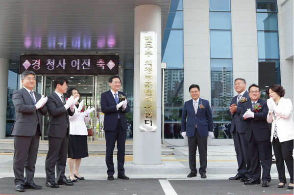 김현웅 법무부장관이 8일 경기 북부 행정단지 내 의정부준법지원센터 청사 이전식에서 현판 제막식을 하고있다.