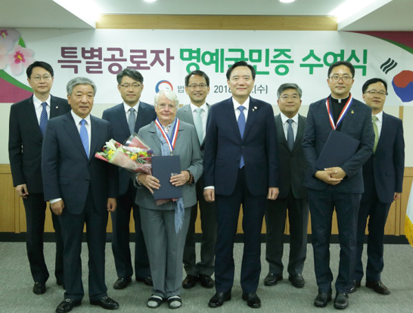 김현웅 법무부장관이 8일 정부과천청사 법무부 대회의실에서 열린 특별공로자 명예국민증 수여식에서 스퇴거 마리안느 수녀님과 피사렛 마가렛 수녀님을 대신하여 참석한 소록도 성당 김연준 신부 및 관계자들과 기념촬영을 하고있다.(사진=법무부 제공)