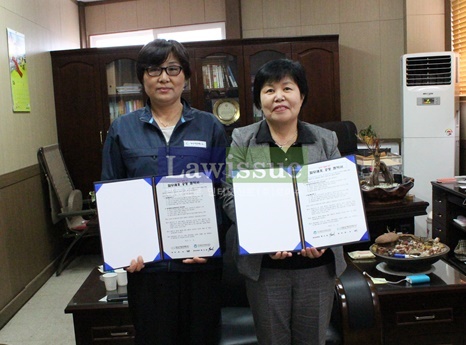 허숙 대표와 백기영 지부장이 업무협약서를 내보이며 기념촬영.