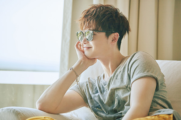 이종석, 발리화보 비하인드 컷 공개…은근 섹시 눈길