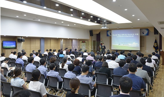 뇌전문가인 HB브레인연구소 최명철 박사는‘두뇌와 학습 관계 및 두뇌사고의 이해’라는 주제로 특강을 하고 있다.