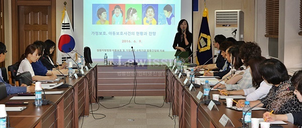 이주영 부장판사가 가정보호 및 아동보호사건의 현황과 전망에 대해 발표하고 있다.