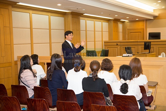 부산고법 박재억 기획법관이 다문화가족 통·번역인들과 대화를 나누고 있다.