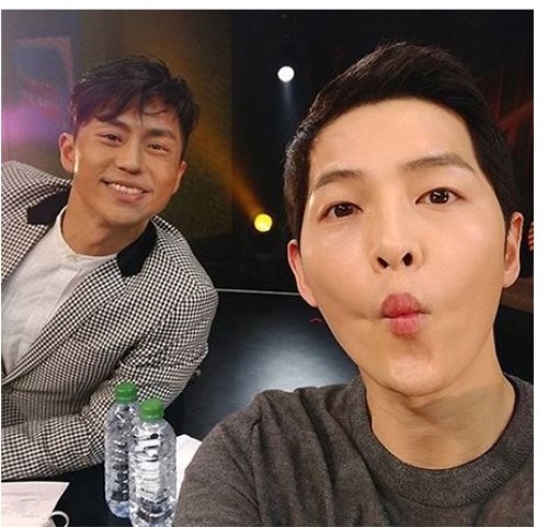 송중기, 유대위는 이제 굿바이…깜찍 모드 ‘붕어 인줄’