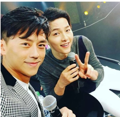 송중기, 홍콩 팬미팅서 꽃미모 발산…‘턱선이 살아있지 말입니다’ 완벽 그 자체
