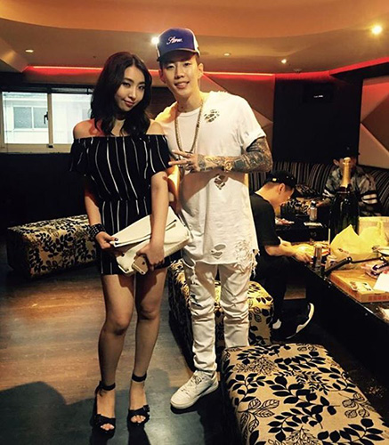 공민지&박재범, 대만에서 힙합 스웩 넘치는 다정한 투샷 공개