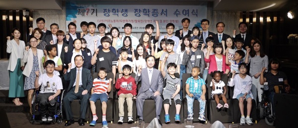 태평양ㆍ동천, ‘장애인법연구’ 발간…소외계층 35명 장학증서