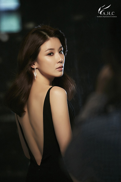 이보영, 광고 촬영장에서 지적이고 세련된 매력 발산