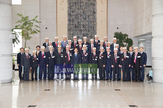대한민국 무궁수훈자회 임원 등과 기념촬영.