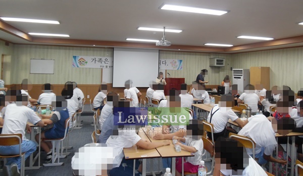 수용자가족들이 가족화 그리기, 희망나무 등 다양한 프로그램에 참여하고 있다.