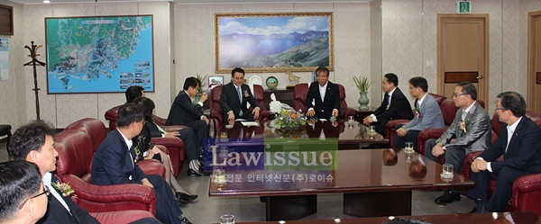 황철규 부산지검장과 조성제 부산상의회장 등이 업체 대표들과 간담회를 갖고 있다.