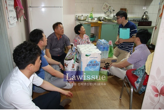 한국법무보호복지공단대구경북지부 직원들이 홀몸어르신을 방문해 생필품을 전달하고 건강을 살피고 있다.