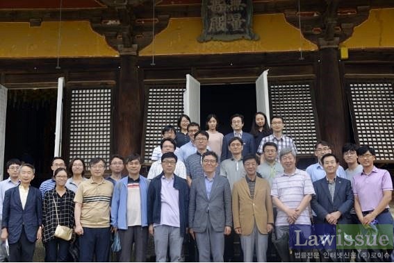 우성만 대구고법원장(앞줄 오른쪽 5번째) 등 법관들이 기념촬영을 하고 있다.