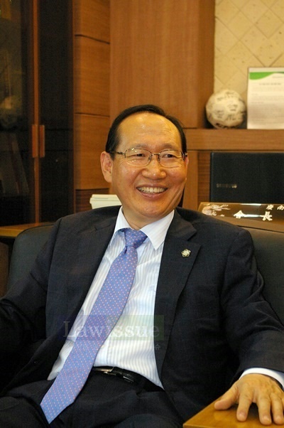 변호사들이 전문성을 갖추도록 노력했고 회원들을 두루두루 생각했던 변호사로 기억되고 싶다고 말하는 황석보 회장.