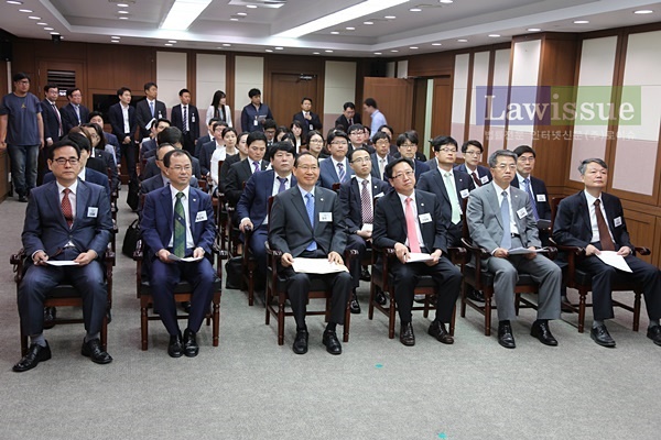 신입회원 등 42명의 변호사들이 창원지검에서 검찰실무에 참여하고 있다.(앞줄 왼쪽 세번째 황석보 회장, 네번째 안창환 교육이사)