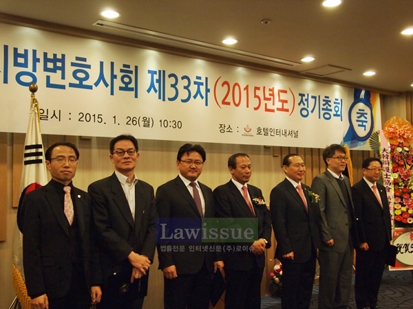 (사진왼쪽부터) 염영선 홍보이사, 김재상 재무이사, 김주복 총무이사, 변재범 부회장, 황석보 회장, 김상군 회원이사.