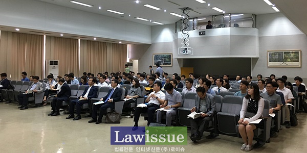 특별연수에 참가한 부산, 경남지역 변호사들이 강의를 듣고 있다.