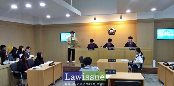 부산솔로몬로파크에서 모의법정을 체험하고 있다.