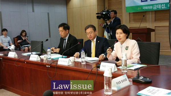 왼쪽부터 세미나를 공동 개최한 검사 출신 금태섭 의원, 송기헌 의원, 백혜련 의원