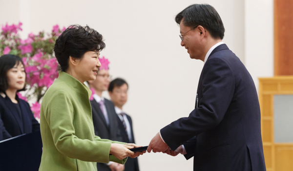 박근혜 대통령이 2015년 3월 16일 청와대에서 우병우 민정수석에게 임명장을 수여하고 있다. (사진출처=청와대 홈페이지)