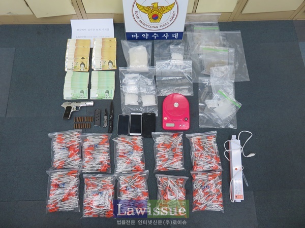 필로폰 약 956g(시가 31억8천만원 상당, 3만1800명 동시 투약분)과 호신용 권총, 현금 2200만원 등 압수품.