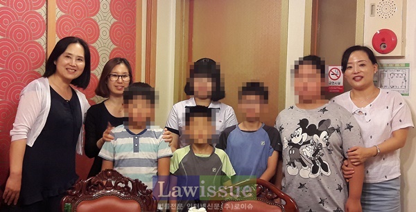 이봉자 사무국장(사진왼쪽 첫번째)이 피해 아동들을 격려하고 기념촬영.