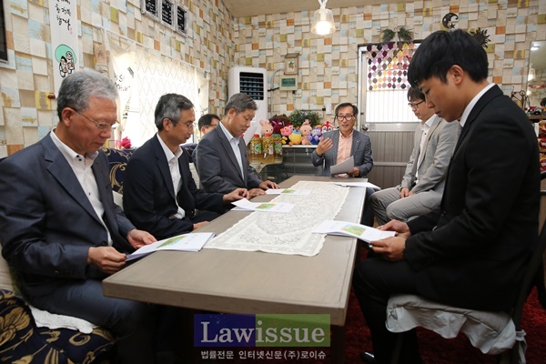 법두레봉사회 강동명 회장 및 회원들이 샬롬청소년회복센터 유수천 센터장으로부터 설명을 듣고 있다.