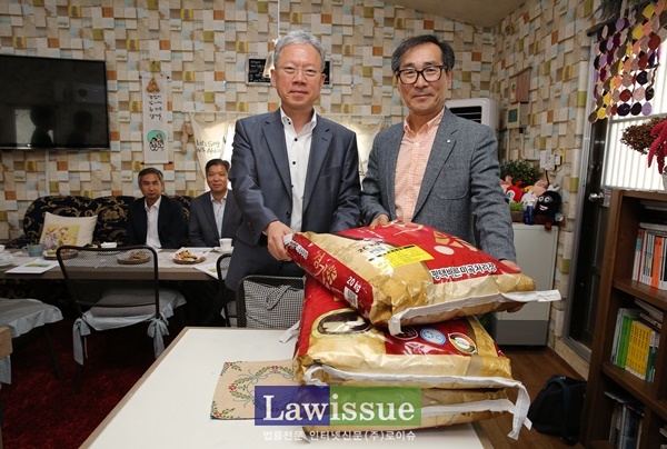 법두레봉사회 강동명 회장(사진왼쪽)과 유수천 센터장이 기념촬영.