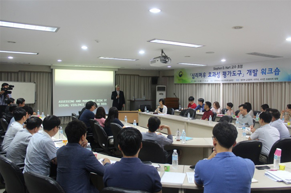 7월 29일 아주대학교 율곡관에서 마련된 ‘재범 고위험 범죄자의 특성에 대한 이해’특강 중 캐나다 사이먼프레이저 대학교의 스티브 D. 하트 교수(심리평가 전문가)가 재범 고위험군 범죄자의 유형 및 특성에 대해 강의를 진행하고 있다.(사진=법무부)