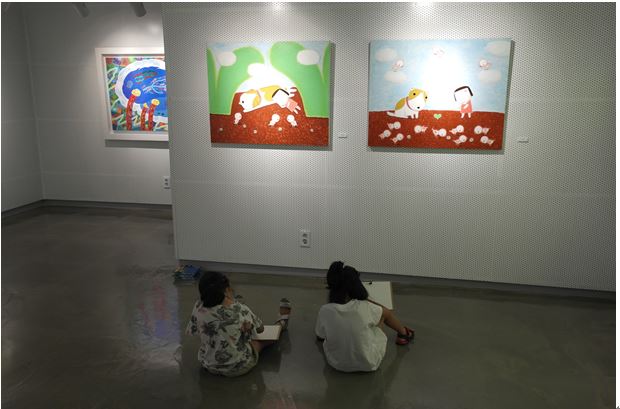 LJA Gallery_‘나도 꼬마 아티스트!’ 체험중인 학생들