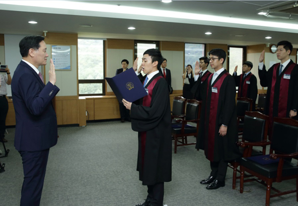 김현웅 법무부장관이 1일 정부과천청사 법무부 대회의실에서 개최된 신임검사 임관식에서 임명장을 수여하고 있다.(사진=법무부)