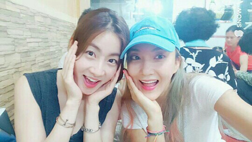 바다, 절친 강소라와 인증샷